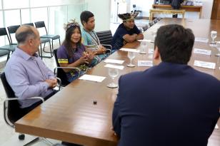 A aluna Larissa Takua Poty Ju Lopes, de 15 anos, será a primeira aluna indígena a participar do Ganhando o Mundo, programa de intercâmbio do Governo do Estado. A estudante da terra indígena Tekoha Añatete, de Diamante do Oeste, no Oeste do Estado, foi um dos alunos selecionados para passar um semestre letivo de 2025 em um país estrangeiro. Ela foi recebida nesta segunda-feira (10) pelo governador Carlos Massa Ratinho Junior no Palácio Iguaçu. 