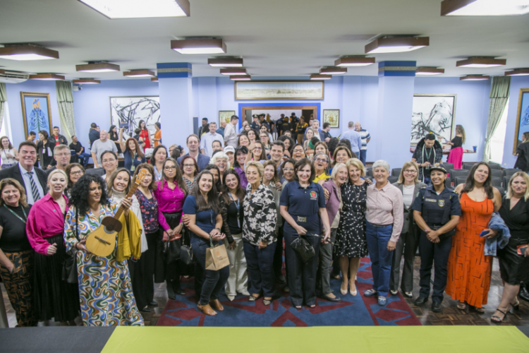 Vice-prefeito Eduardo Pimentel com a esposa Paula Mocellin, a assessora de Direitos Humanos e Políticas para Mulheres, Elenice Malzoni, e demais autoridades, no evento em comemoração ao Dia Internacional da Mulher, na Prefeitura. Curitiba, 08/03/2024.