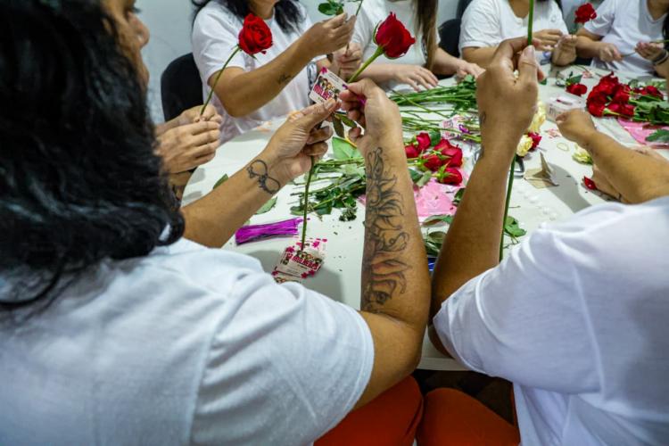 Mulheres privadas de liberdade preparam rosas que serão entregues no Dia da Mulher
